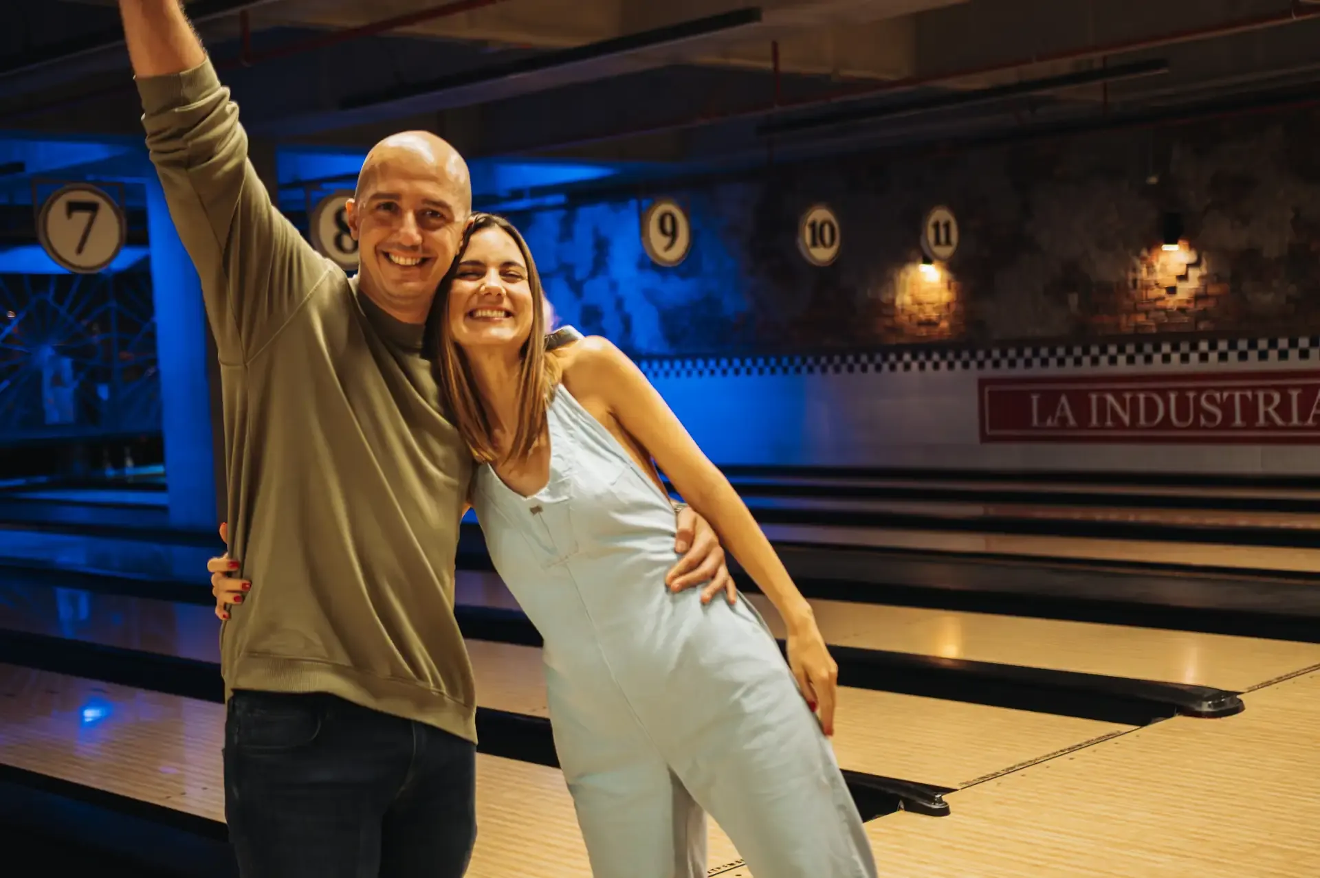 Pareja celebra su visita frente a las pistas.