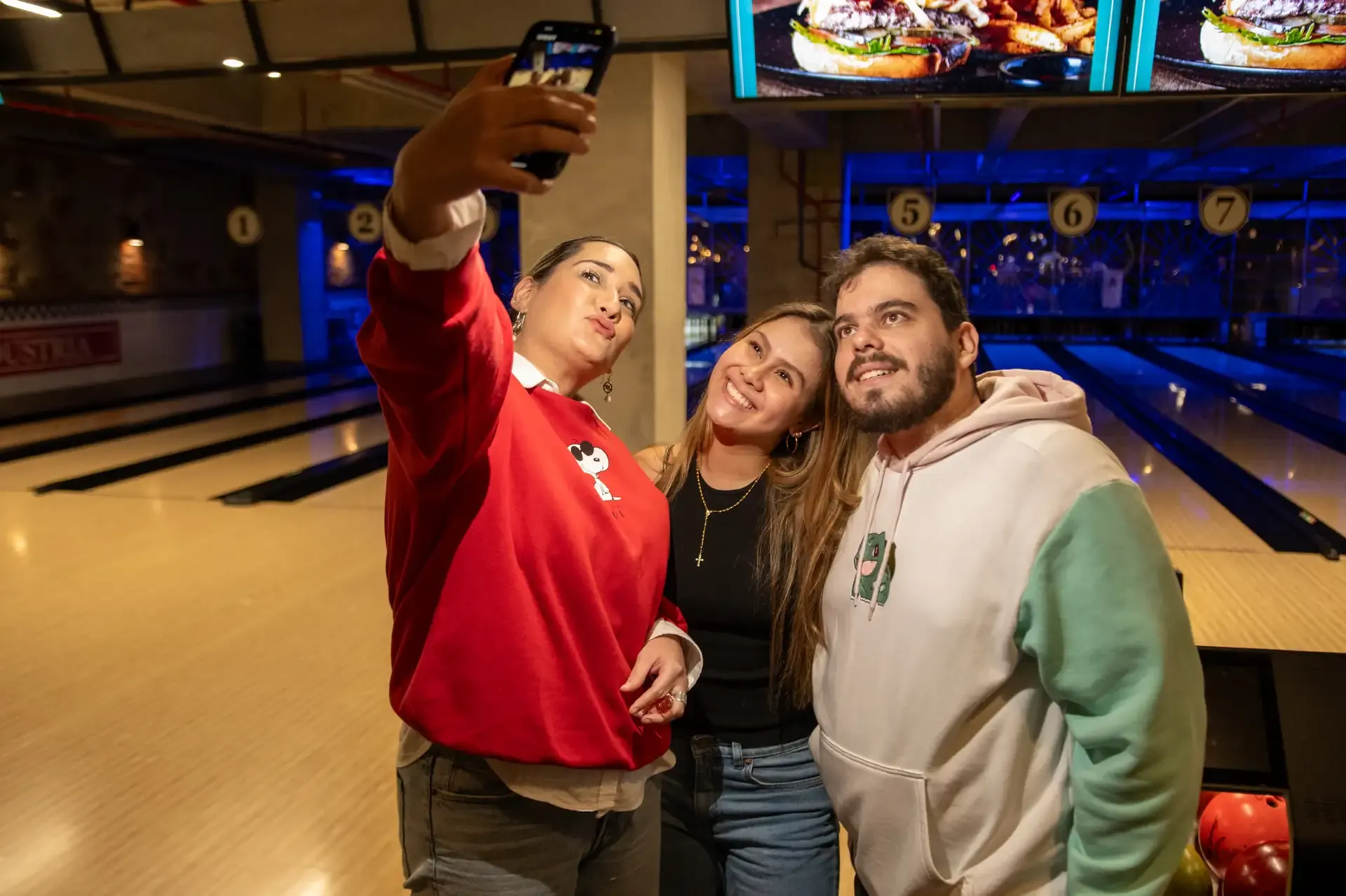 Pareja comparte una foto de su visita a la bolera.