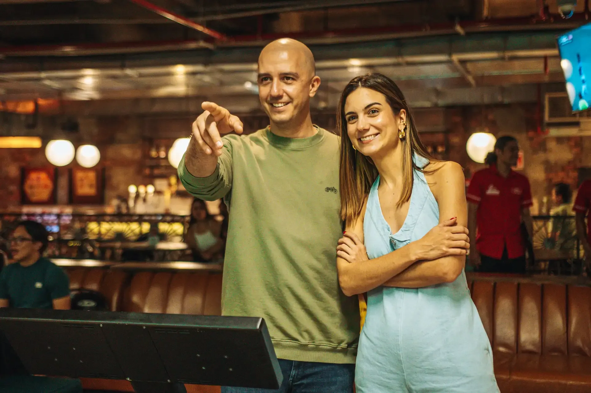 Pareja comparte un momento en la zona de restaurante.