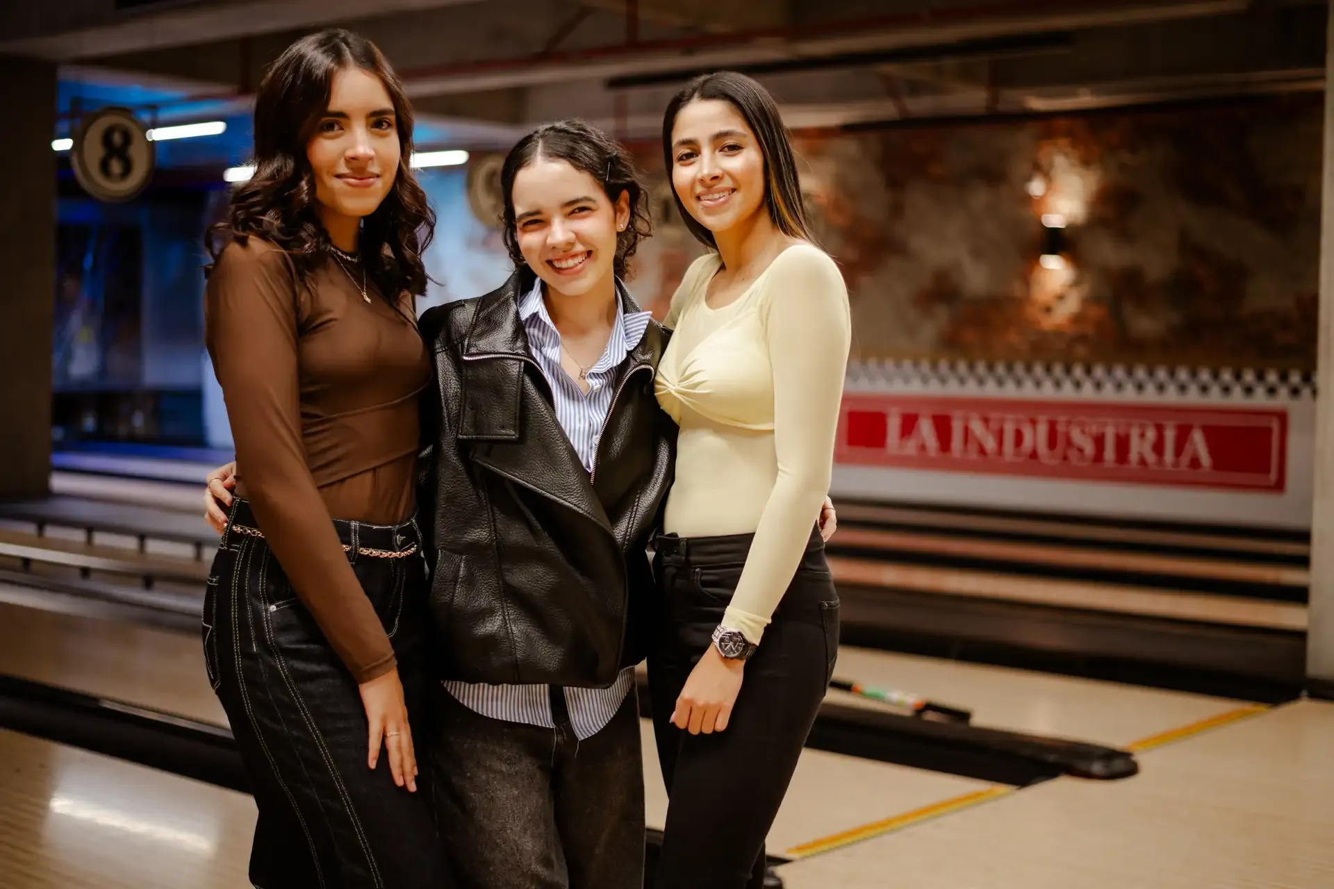 Tres amigas comparten un momento frente a las pistas.